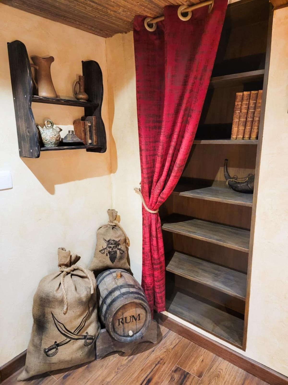 Le Repaire Des Pirates Logement Magique Sainte-Croix-en-Plaine Екстериор снимка